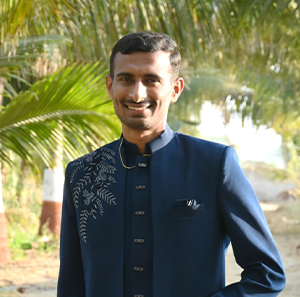 યોગેશ Groom
